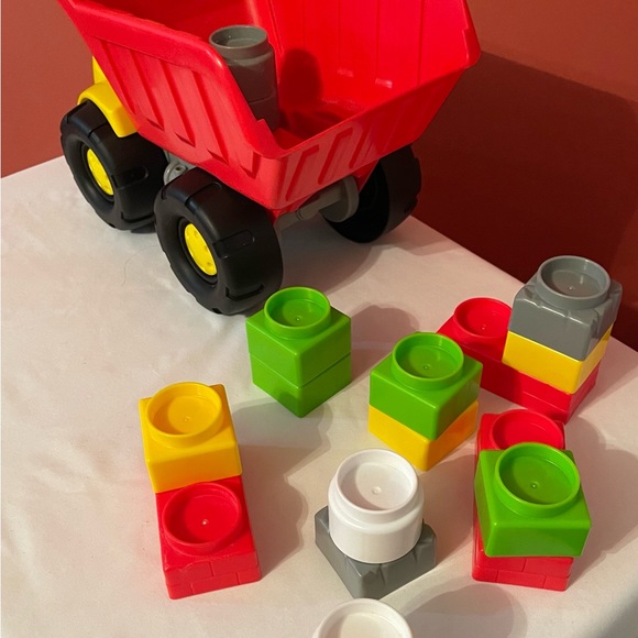 Fisher-Price Little People Dump Truck w/Driver & Blocs - Picture 5 of 5